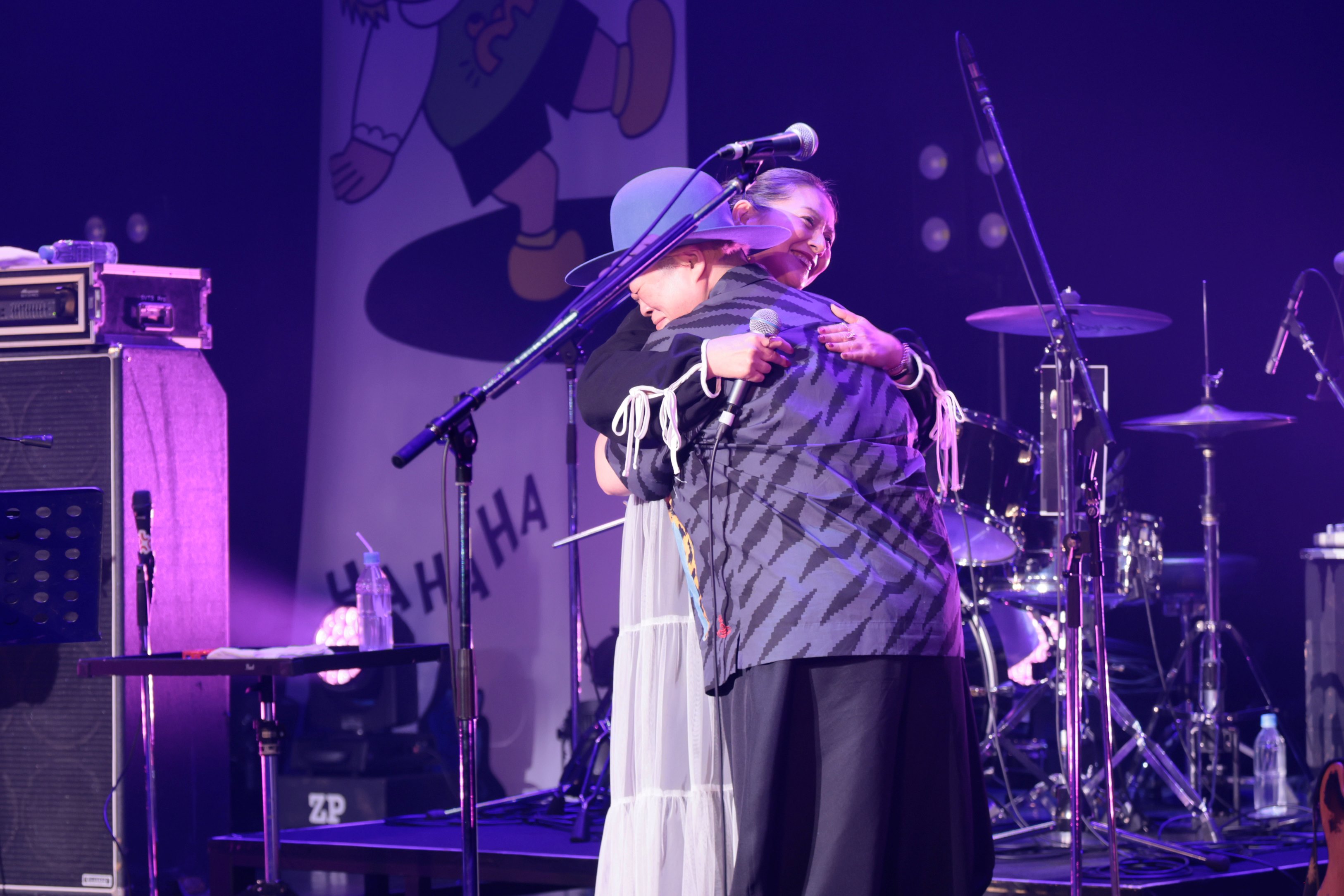 ホルスタイン・モリ夫と小泉今日子さん (C)モリマンフェス