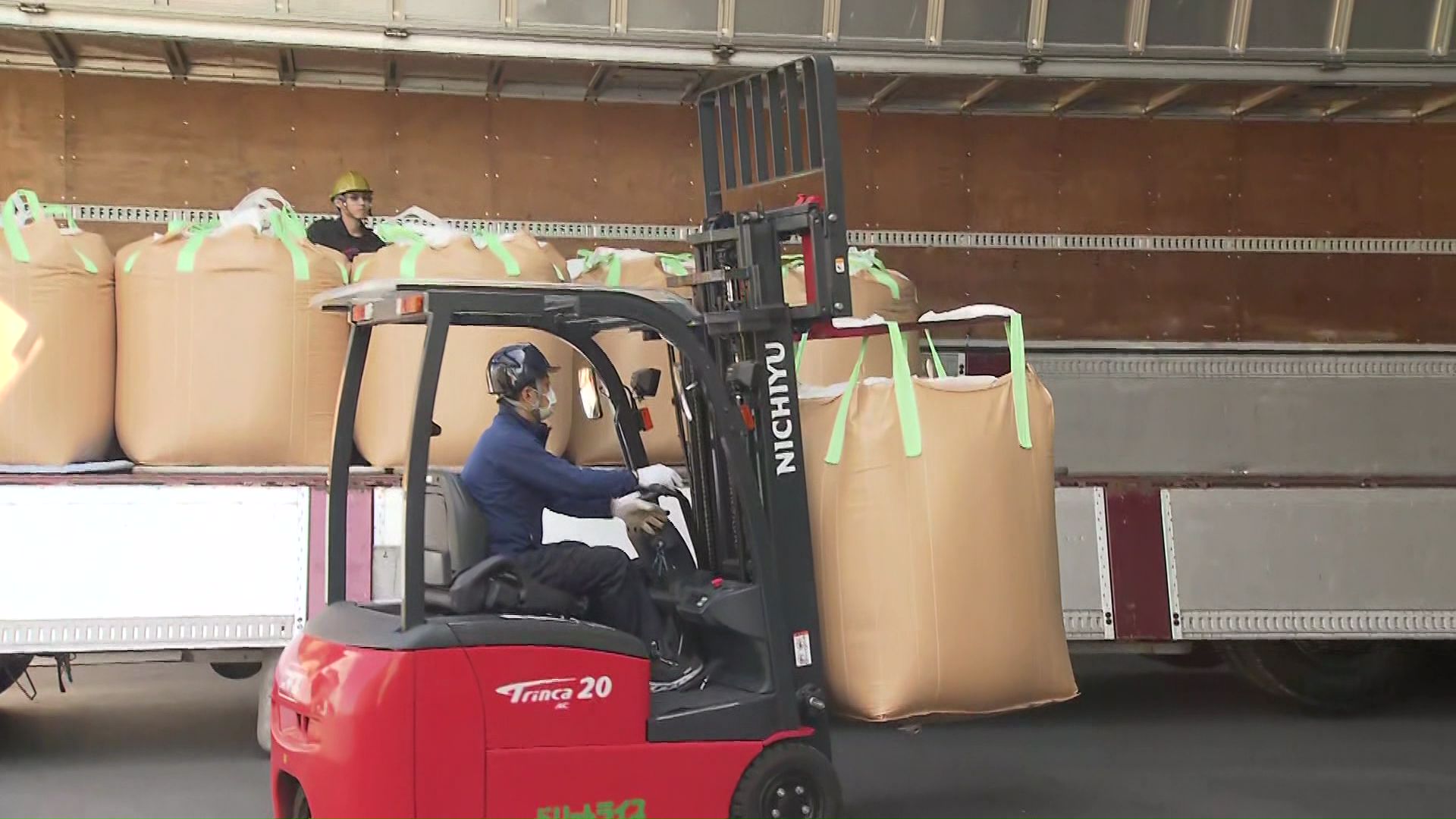 搬入された備蓄米