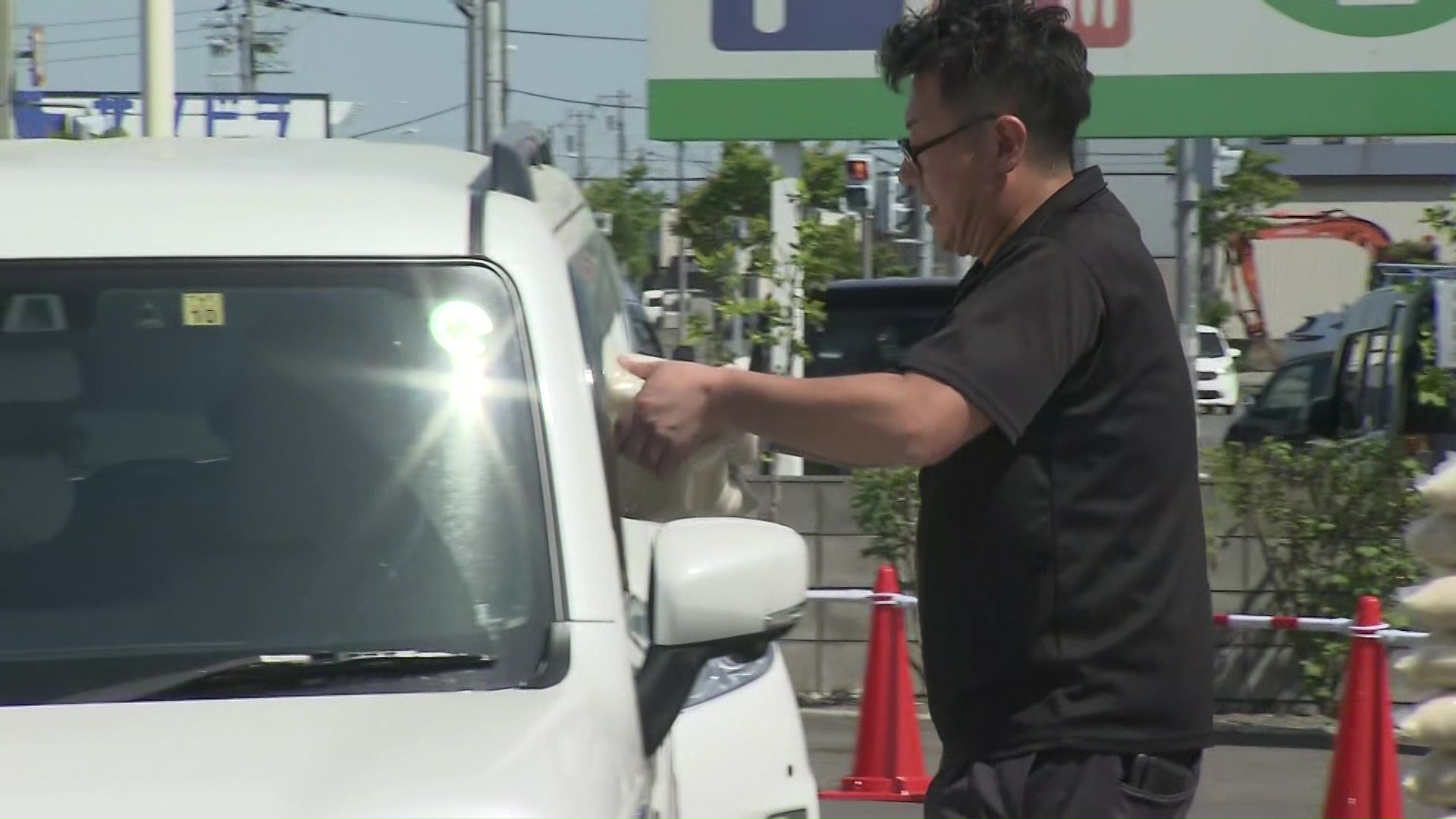 ドライブスルー方式の販売も