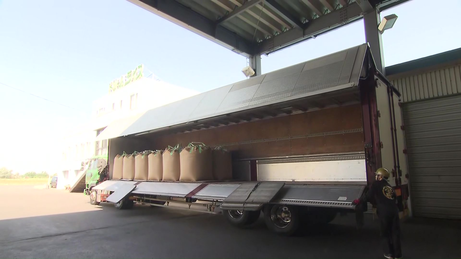 備蓄米を乗せた大型トラックが到着