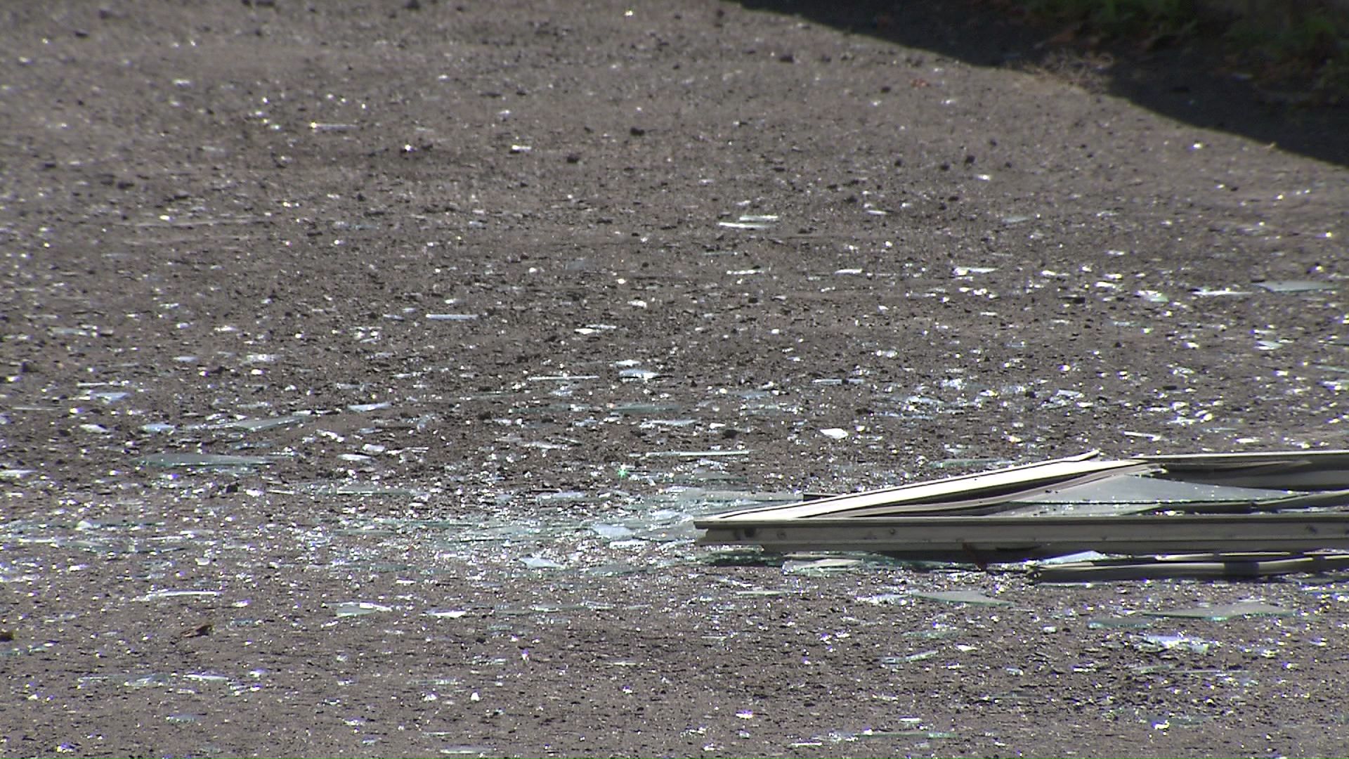 爆発で飛散したガラス