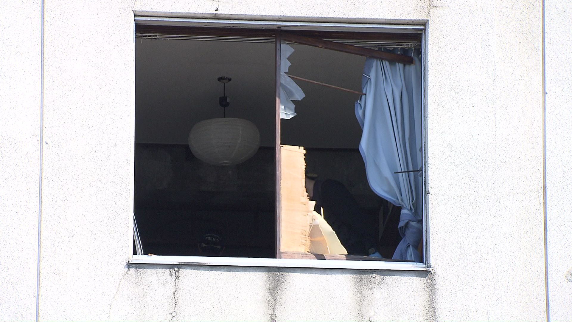 ビル4階の一室で窓ガラスが割れる