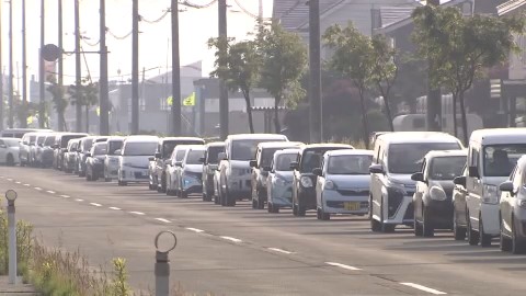 ドライブスルー形式で備蓄米を販売…朝から長い列ができた