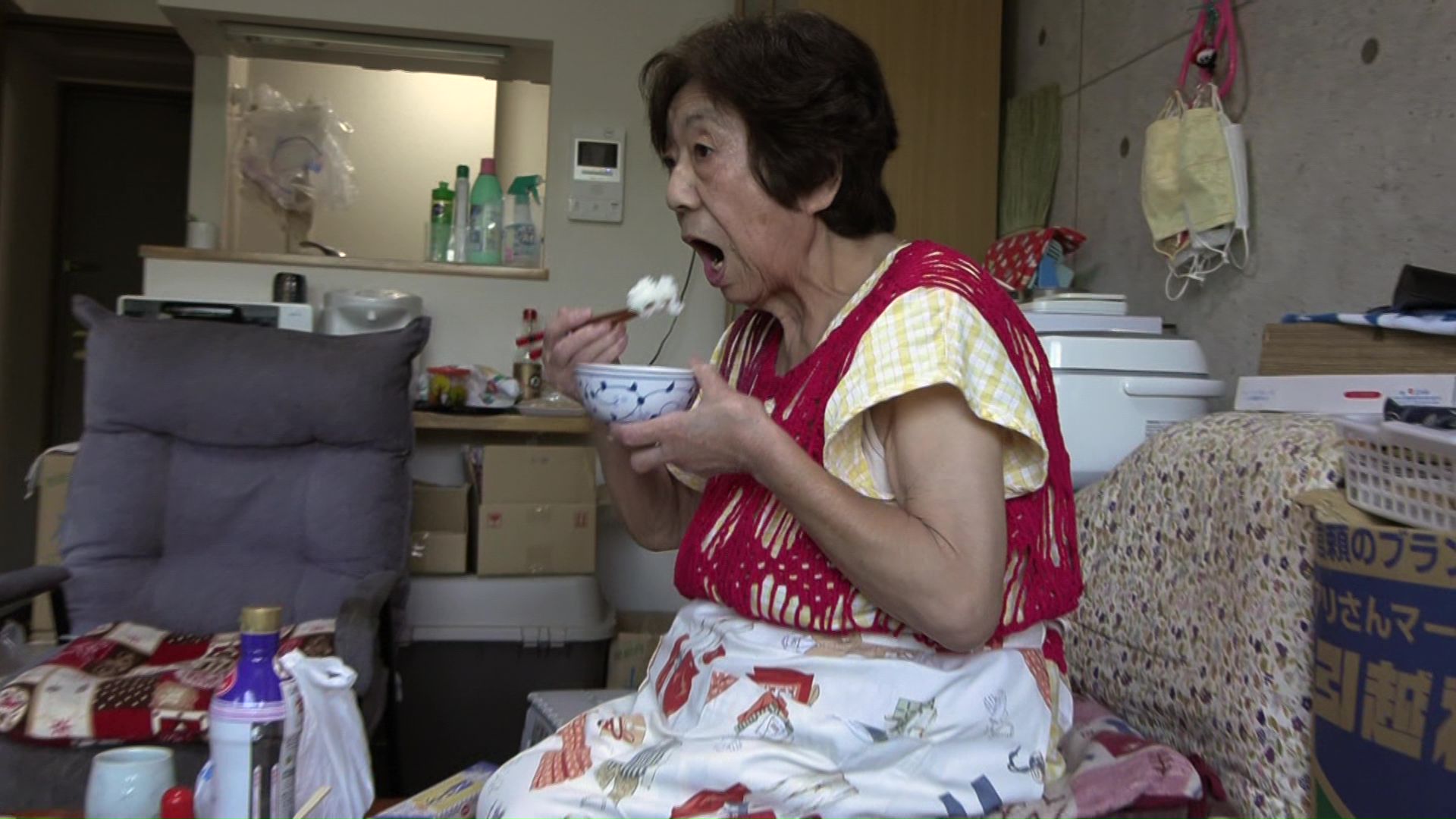 備蓄米を食べ「おいしい」と話す桂子さん