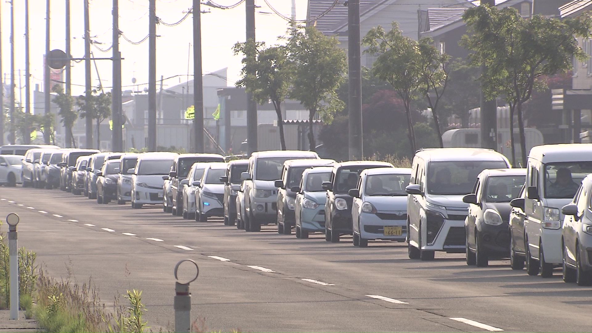 販売開始前にできた長蛇の車の列