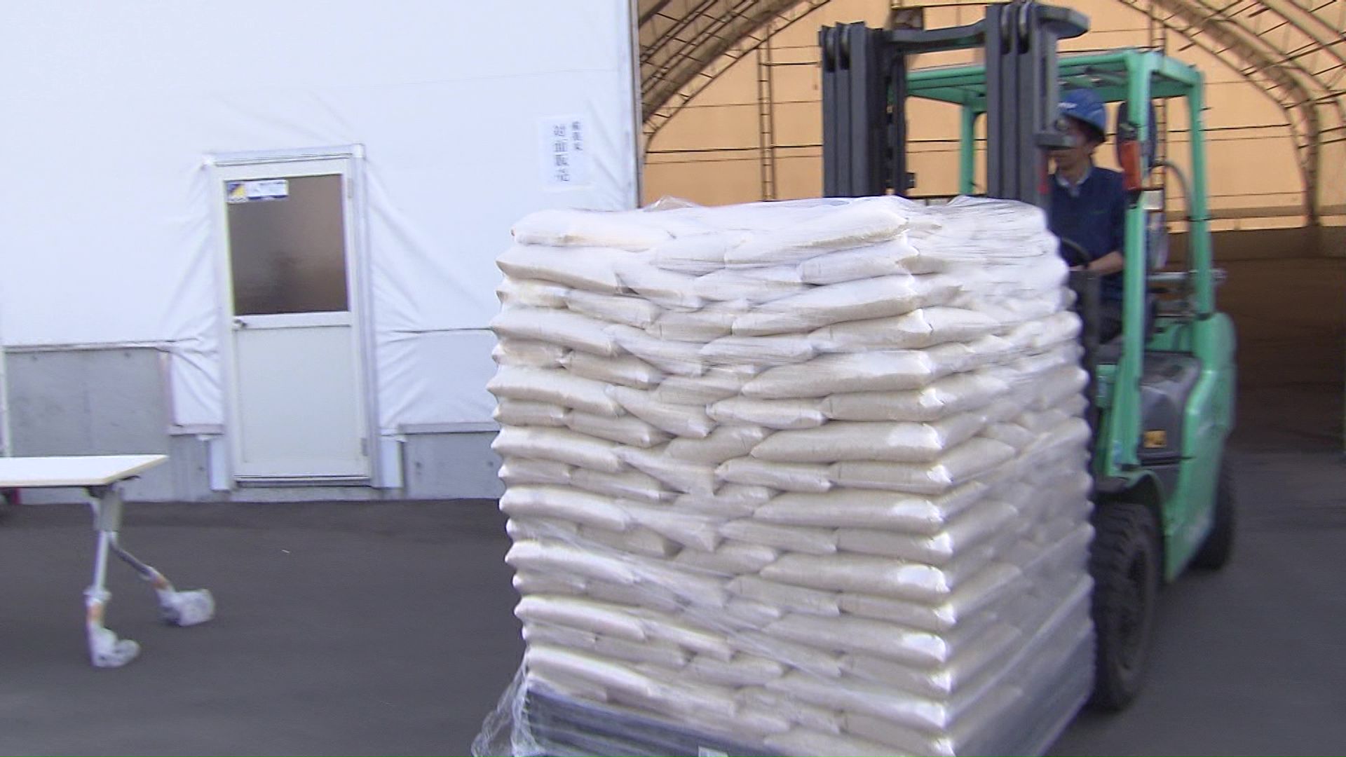 倉庫で行われた備蓄米の販売
