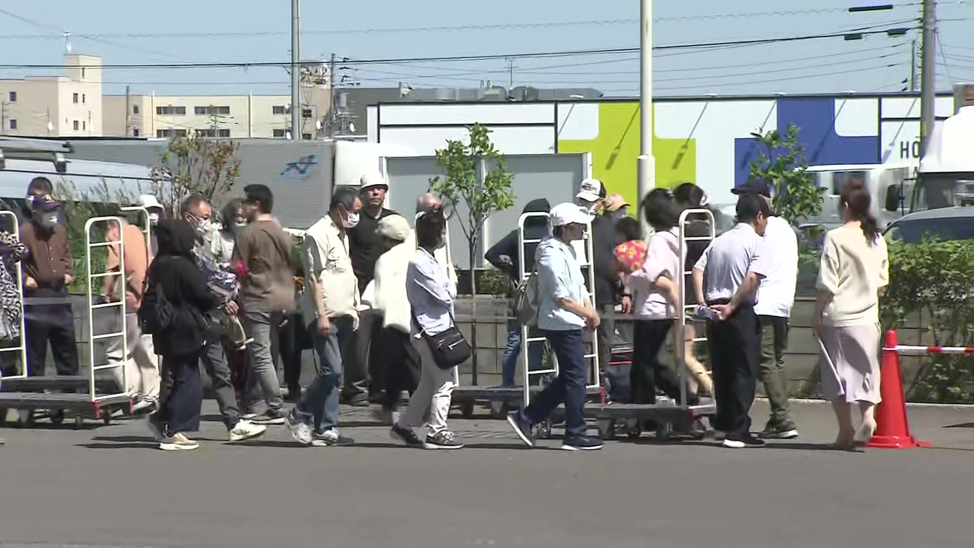 販売初日も備蓄米を求め行列ができた