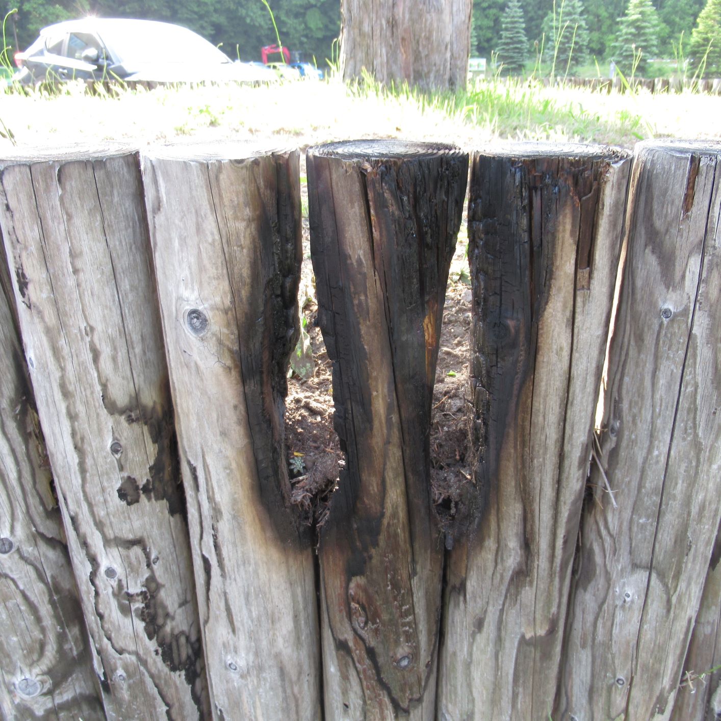 焼けた木枠(提供:清田区役所)