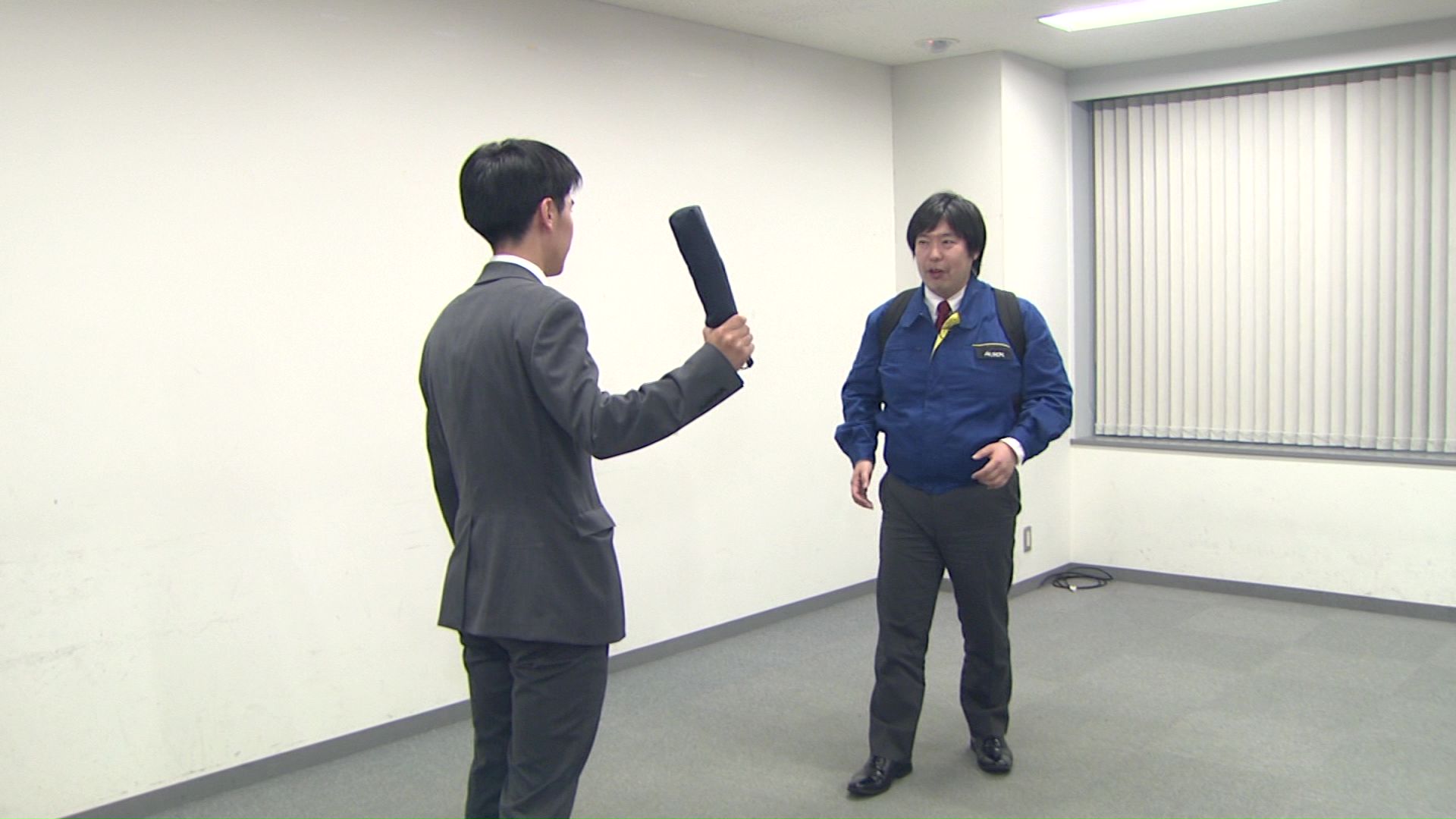 相手の目を見てゆっくり下がり距離をとる