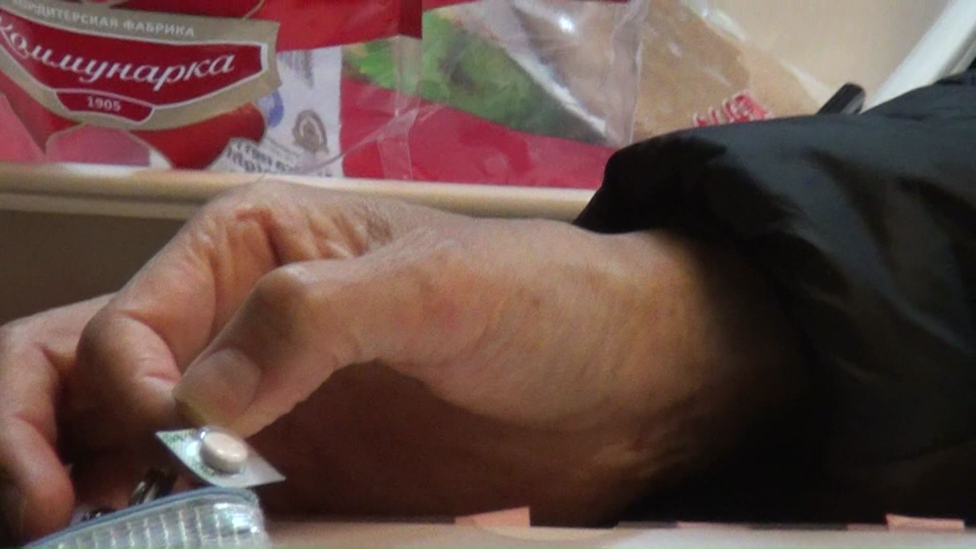 痛み止めを手に闘病を語る