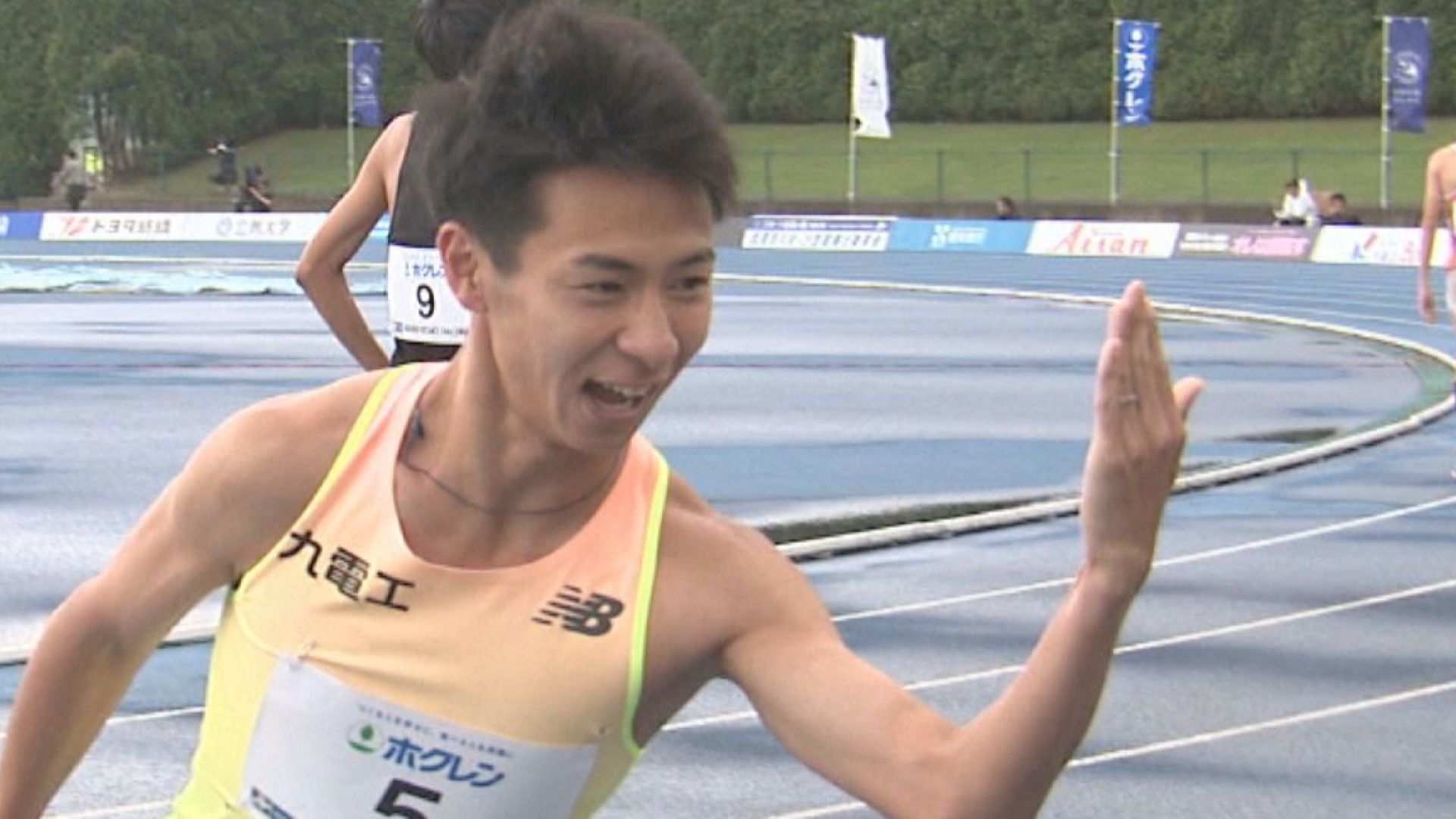 カメラマンに結婚指輪を披露する赤崎暁選手（九電工）