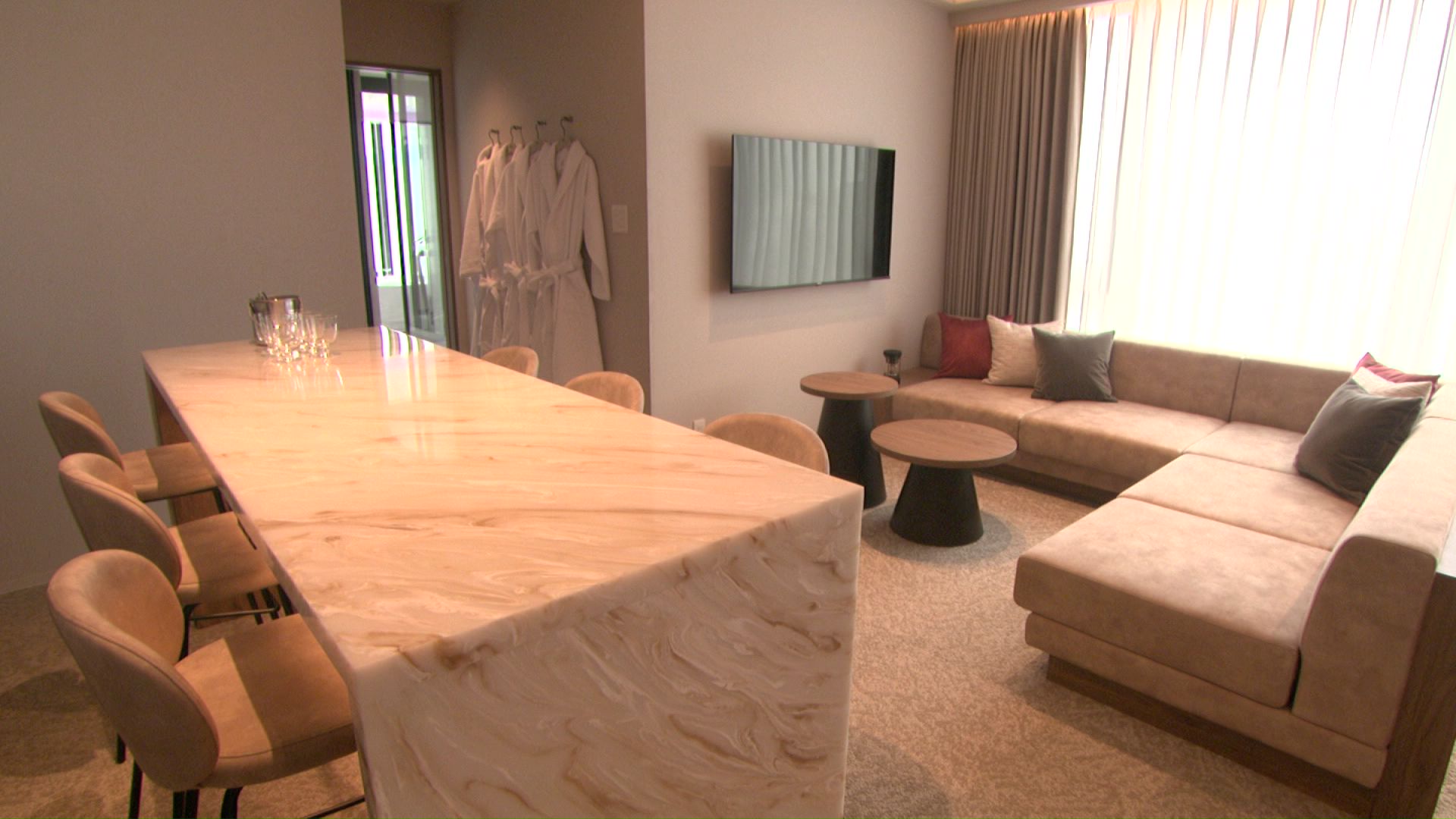 ソファやダイニングテーブルのあるリビング