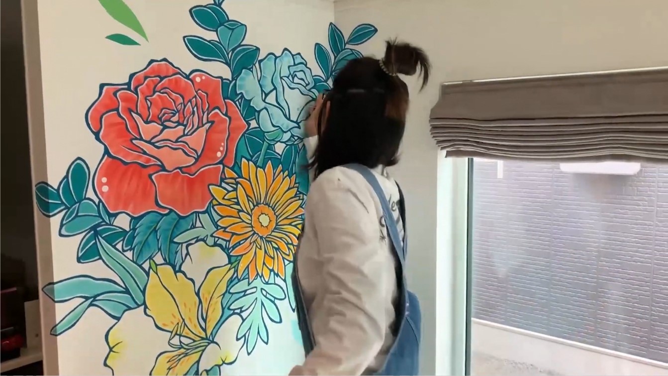 サービス開始にあたり、自宅の壁に絵を描いてもらった