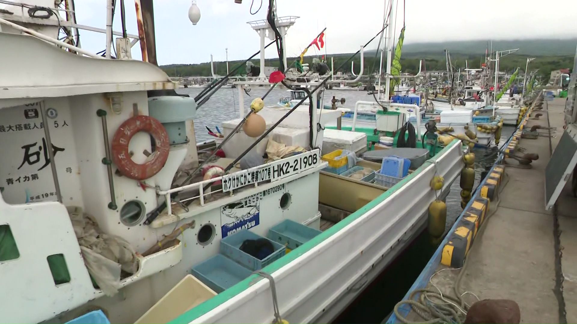 港に残された密漁した漁船