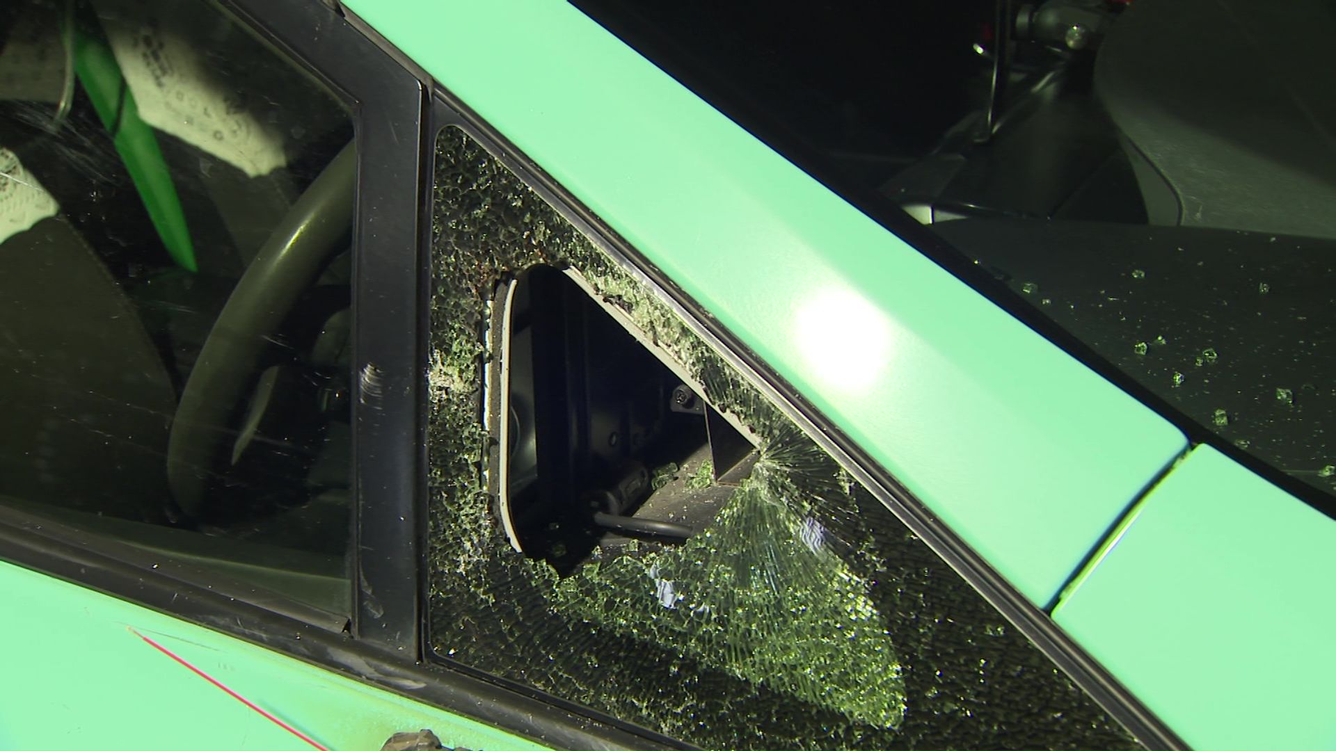 運転席側の窓ガラスには穴があいた