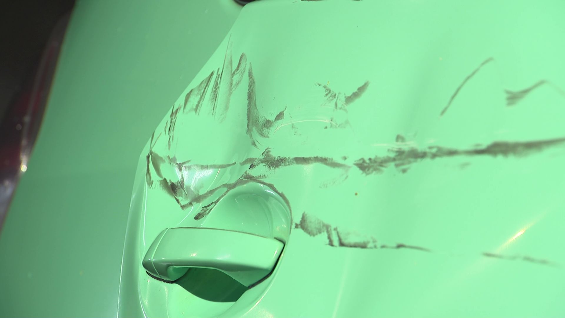 車体にくっきりと残ったツメのあと