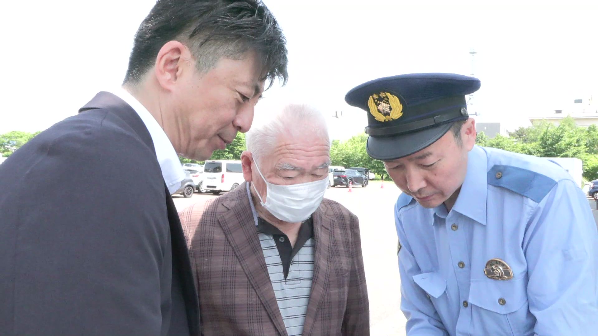 詐欺の注意を呼び掛ける警察官