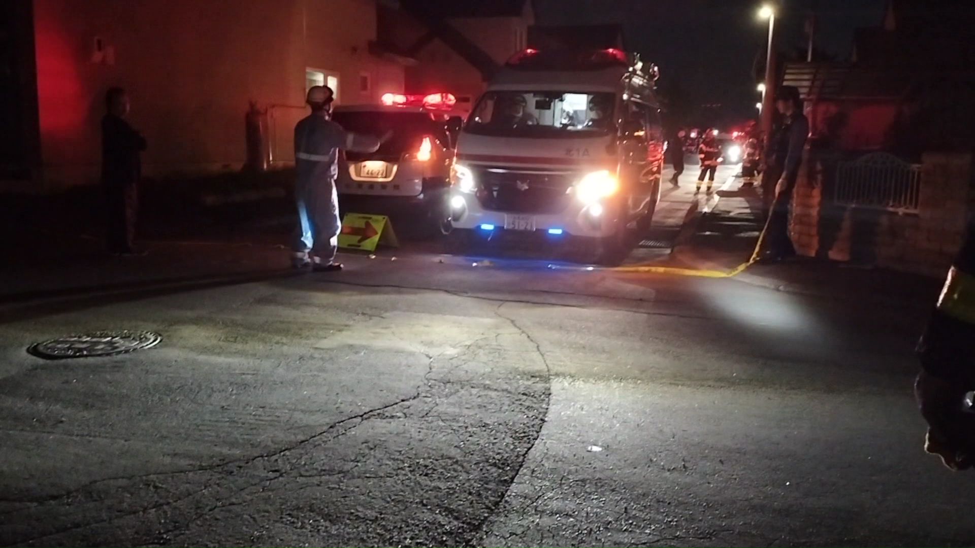 住宅地から救急車が出てくる