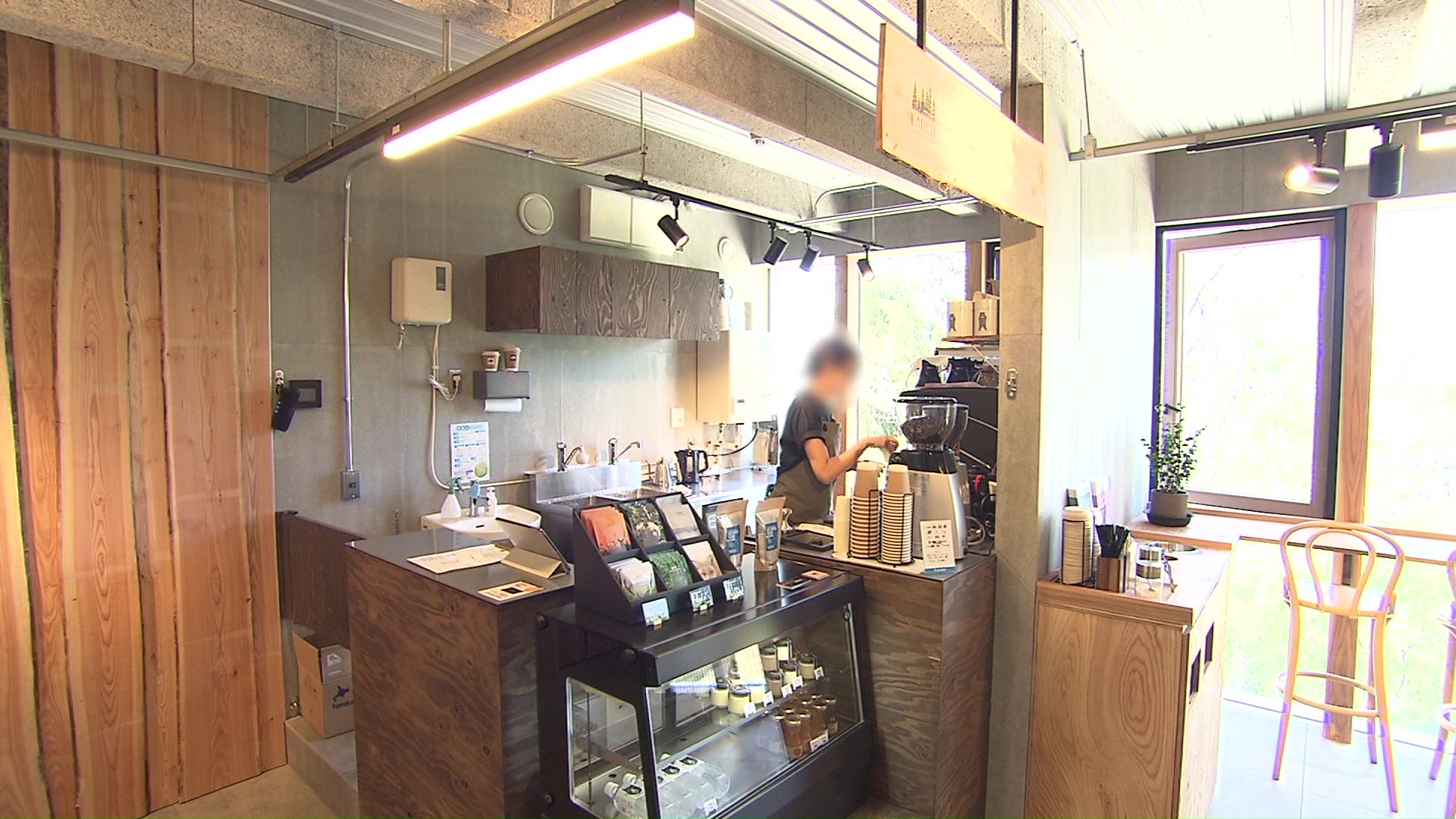 商業棟にはコーヒースタンドなど5つの店舗が入っている
