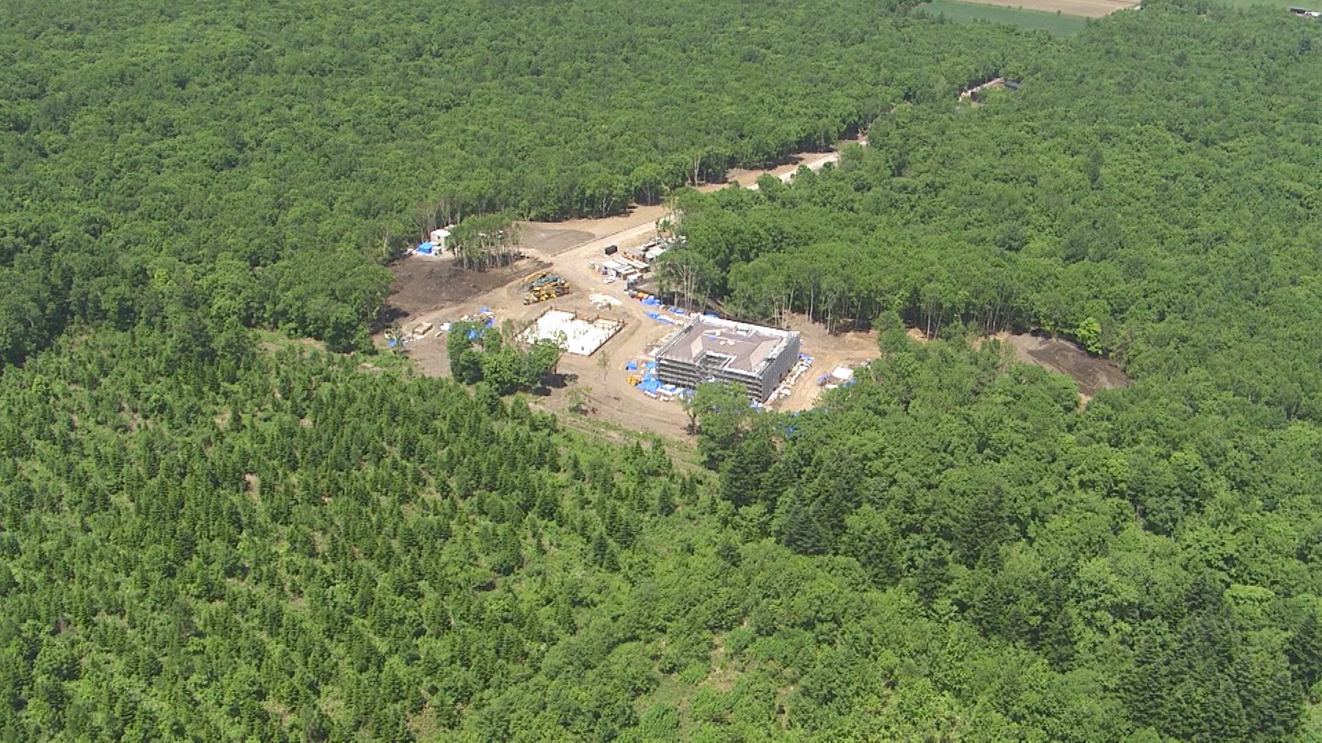 住宅は羊蹄山のふもとに森林を切り開くようにポツンと建てられている（9日）