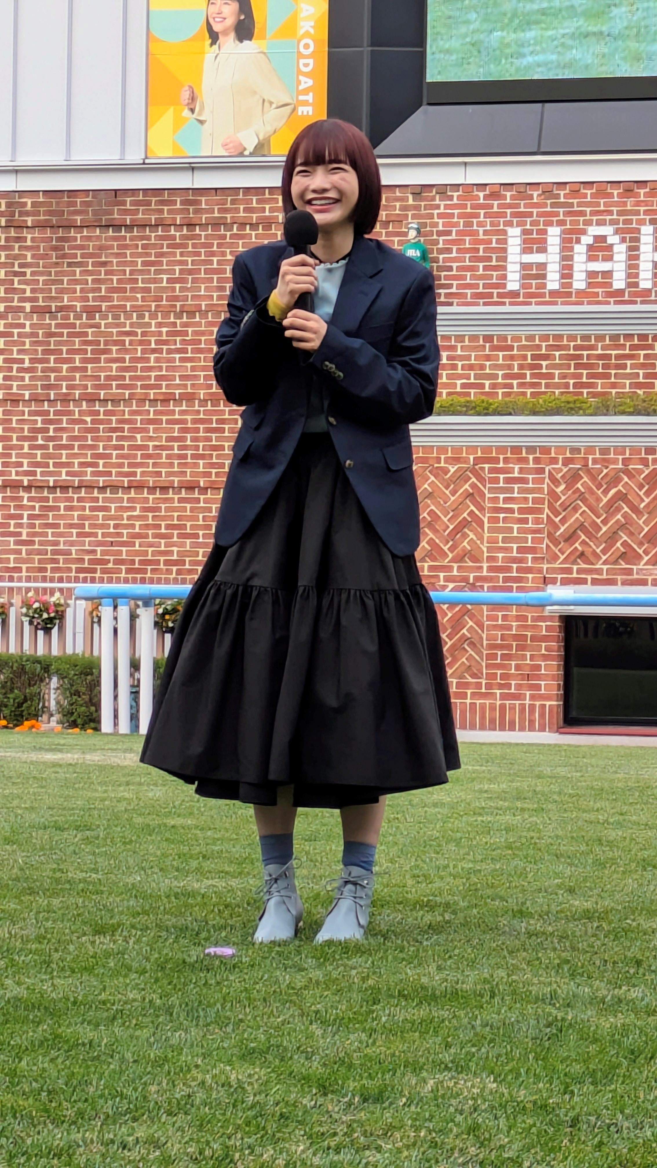 函館競馬場のイベントに登場した見上愛さん