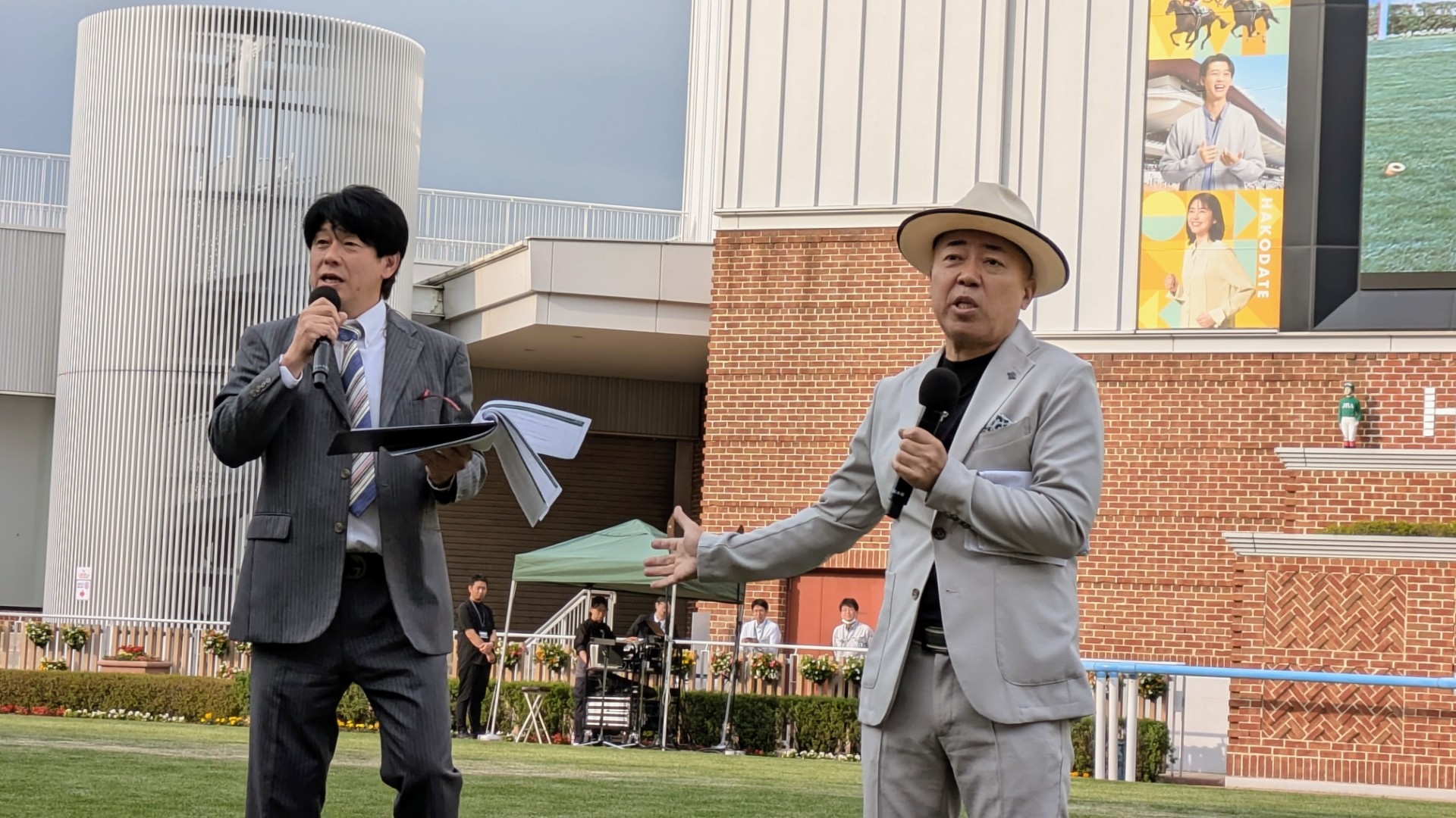 レース後のトークショーで会場を盛り上げたTIMのレッド吉田さんとゴルゴ松本さん