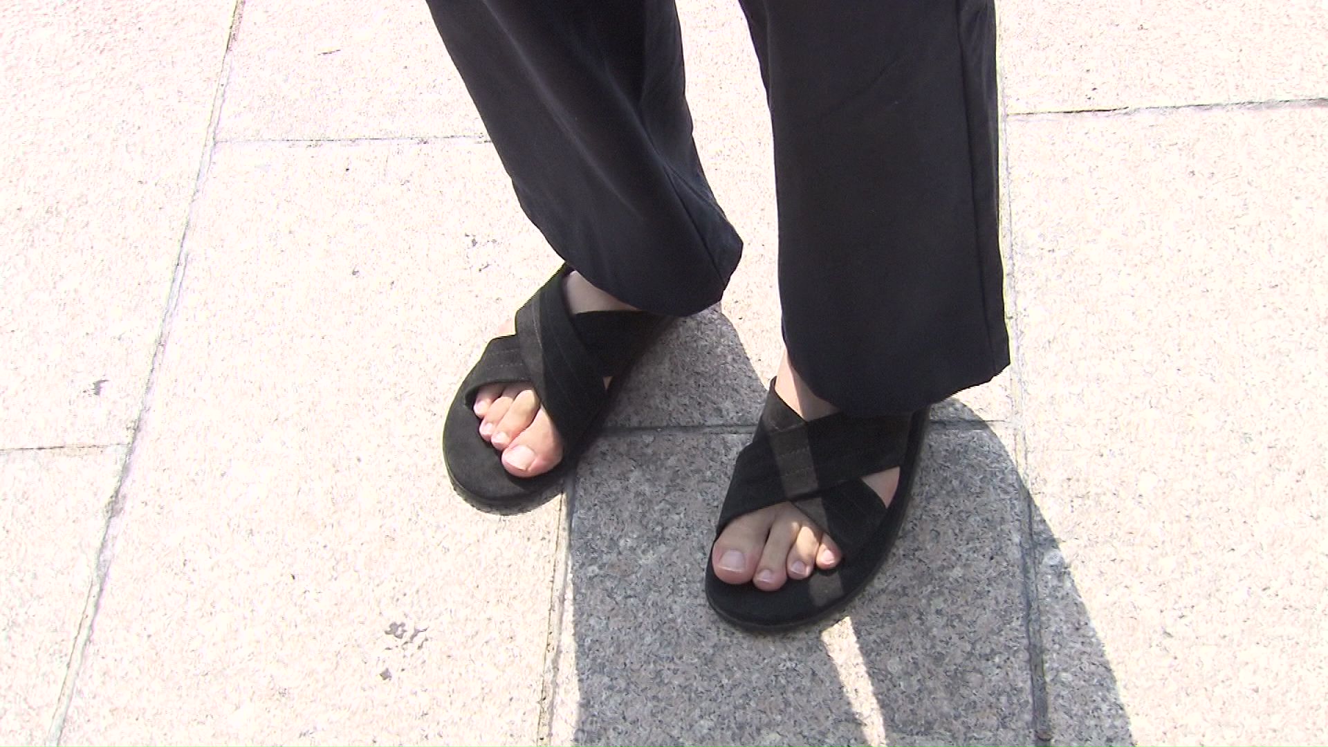 サンダルで歩く人も多くみられた