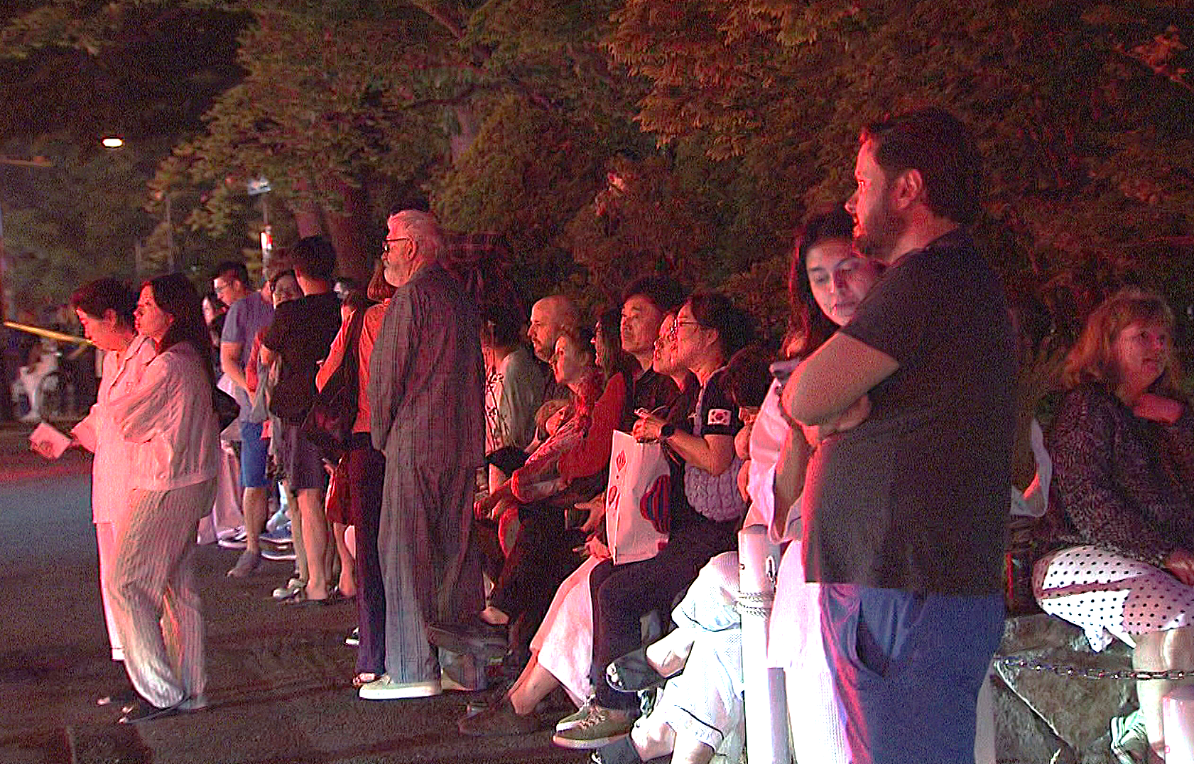 多くの外国人観光客が避難