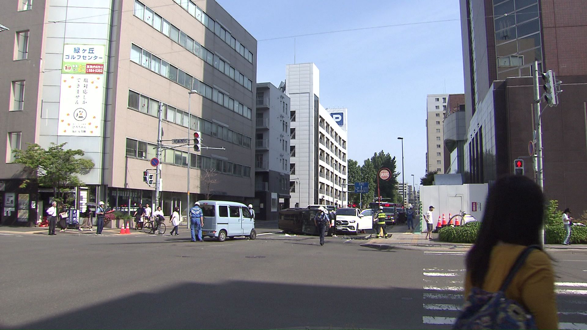 事故があった札幌市中央区大通西14丁目付近の交差点