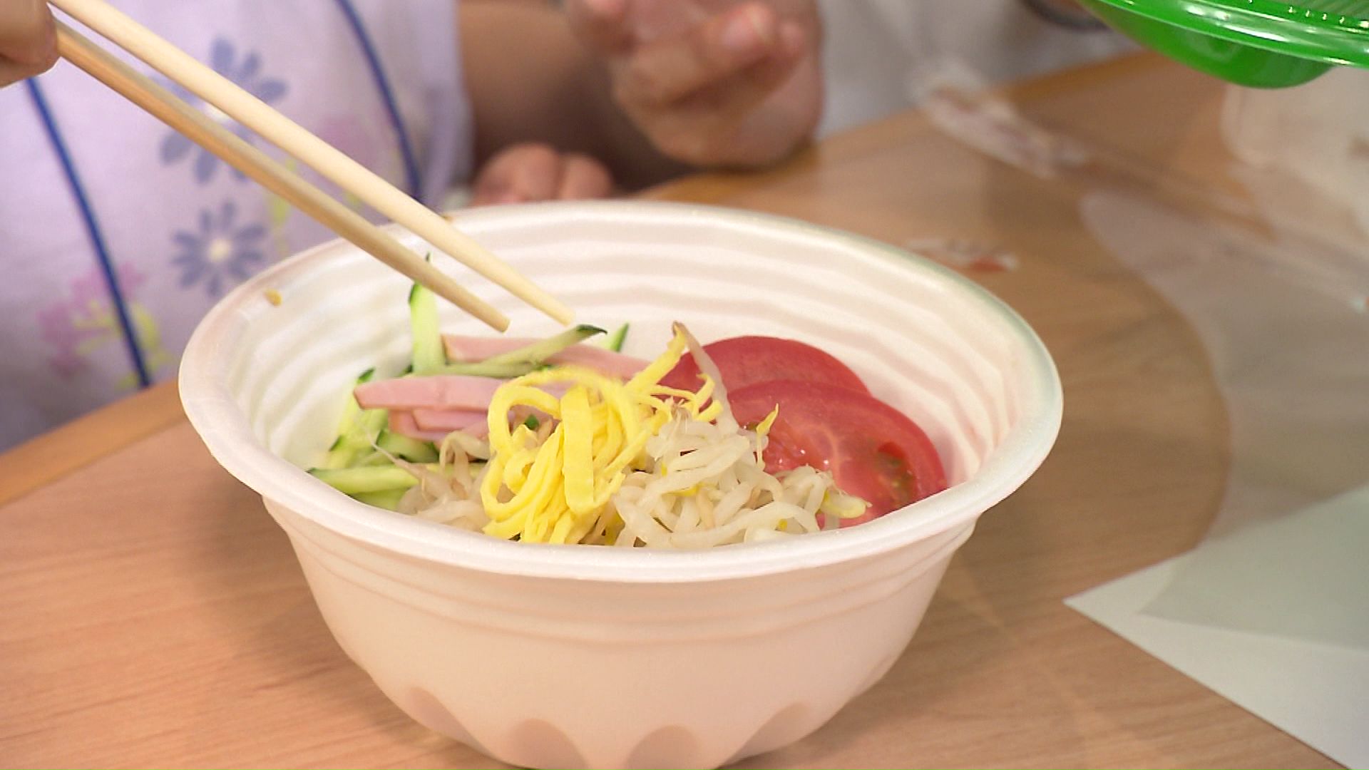 冷やし中華の卵や野菜の盛り付けにも挑戦