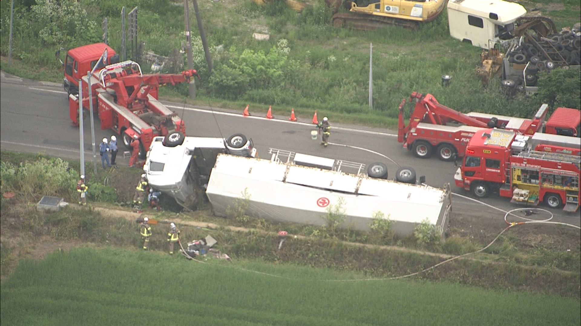 大型トレーラーの事故現場