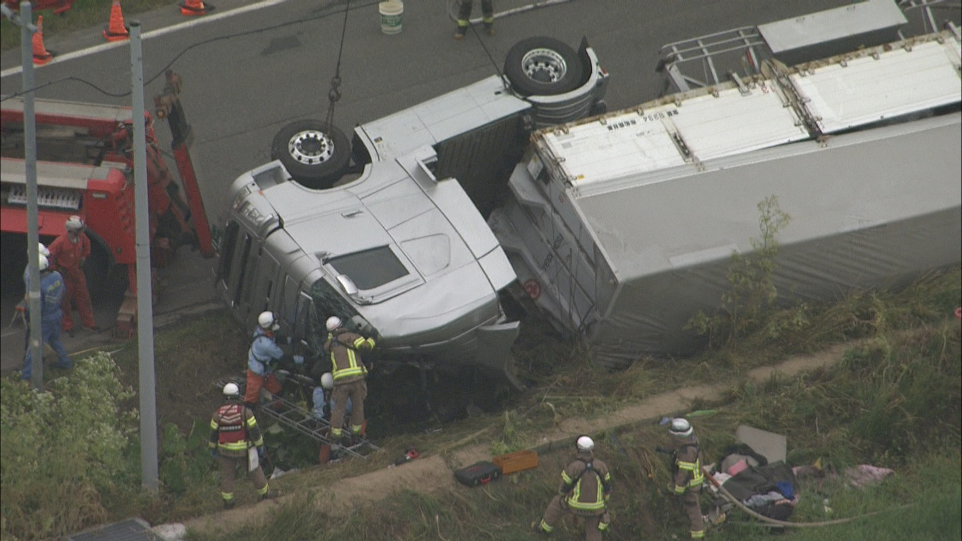 大型トレーラーの事故現場