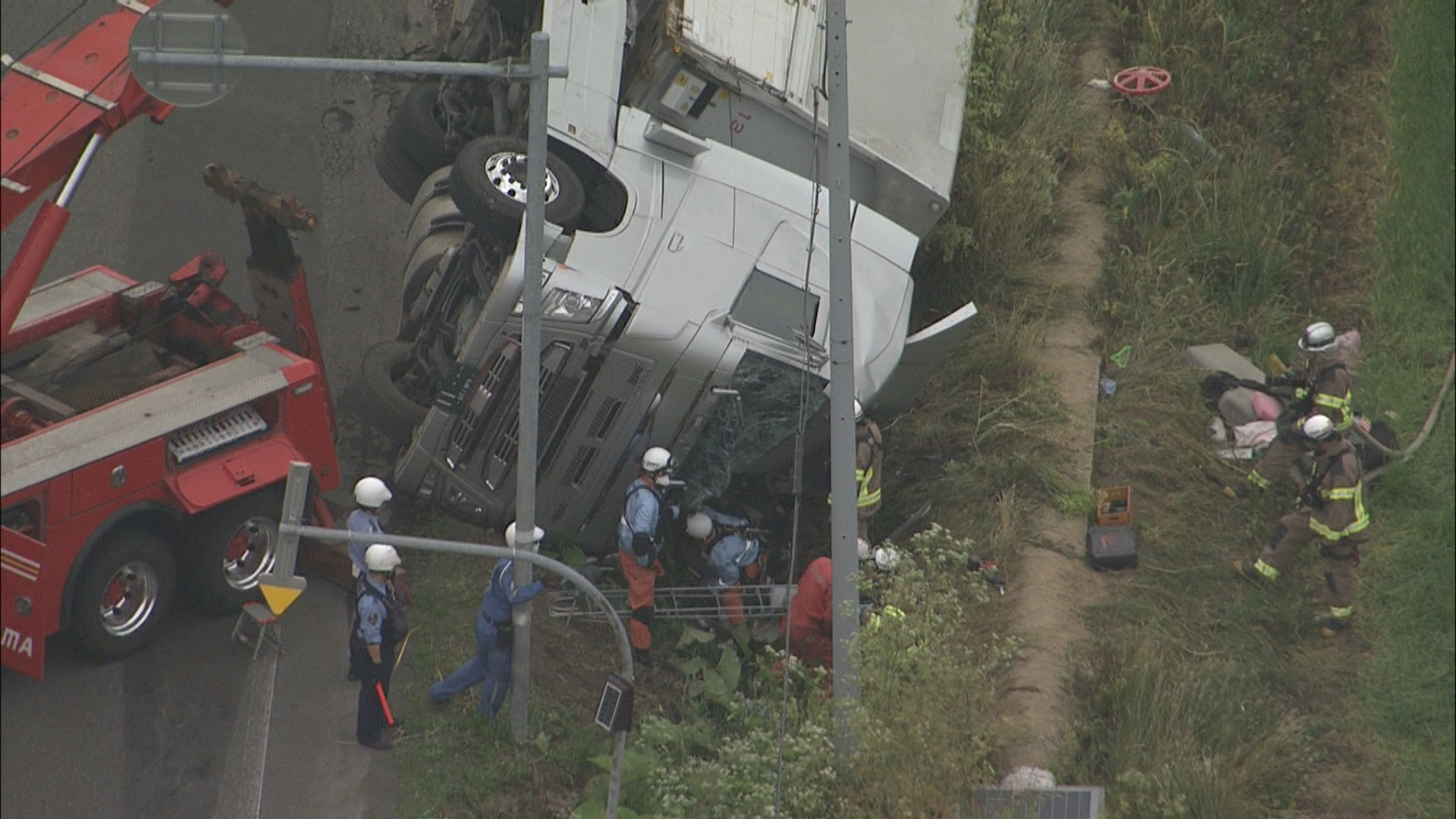 大型トレーラーの事故現場