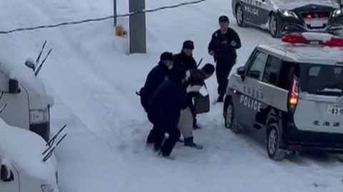 警察官に取り押さえられる宮西被告（撮影：視聴者）