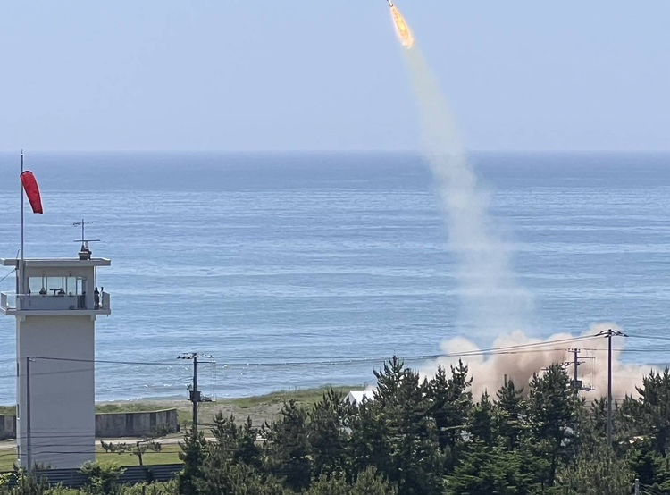 発射された長射程の地対艦ミサイル（提供：市民団体）