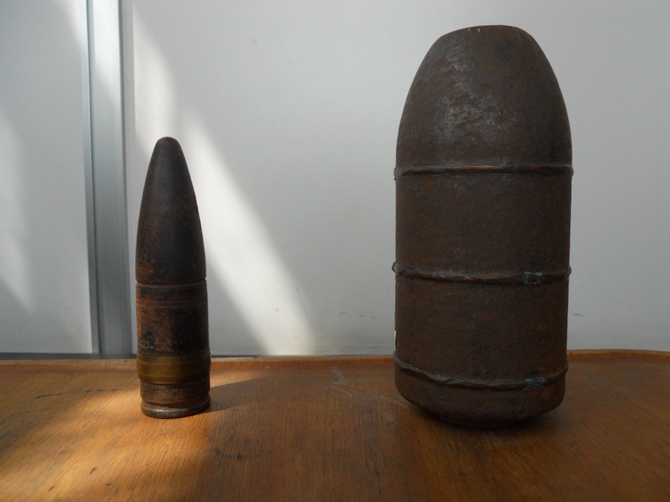 【市役所騒然】戦後80年の節目に思わぬ遺物…寄贈品の中から“砲弾2個”―展示作業中に職員が発見し不発弾処理班が回収「縦21cmはアメリカ軍で16cmが旧日本軍」〈北海道伊達市〉