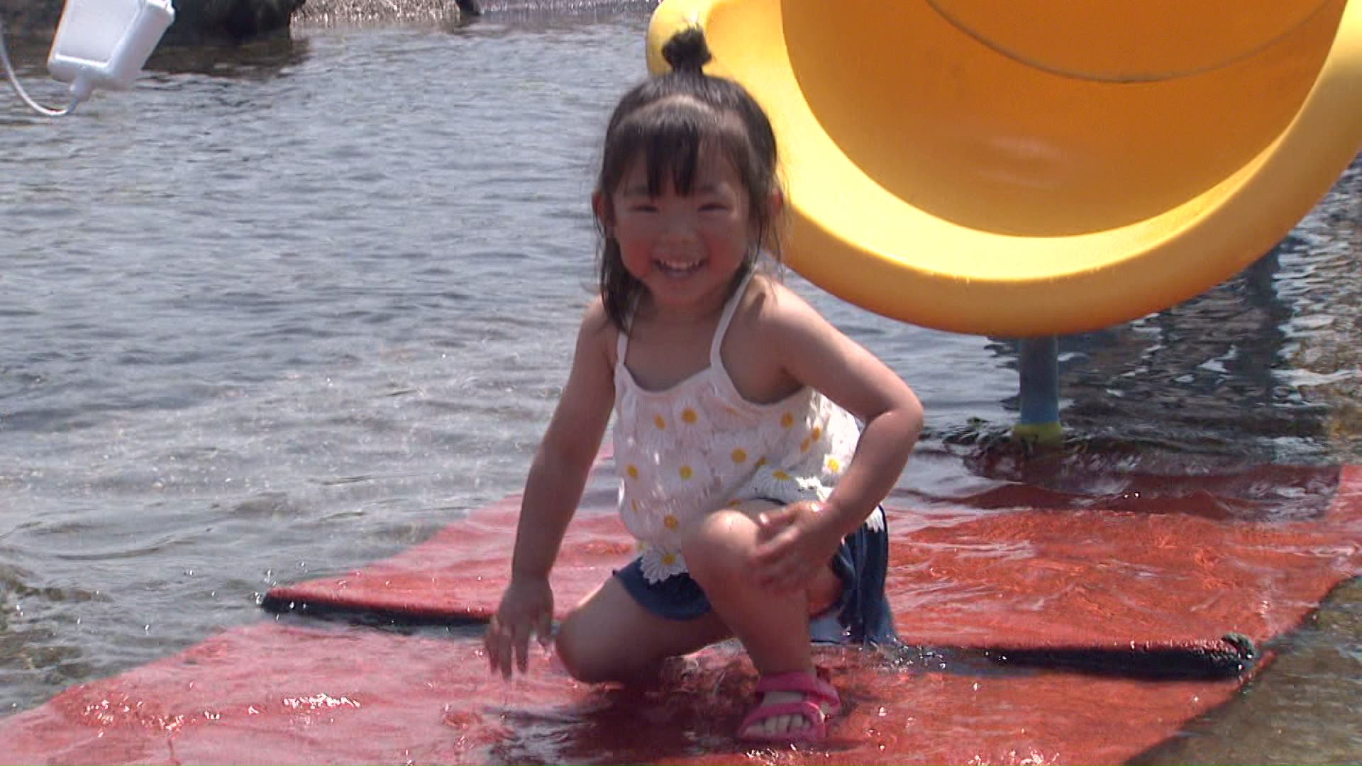 子どもたちは水遊びで涼む