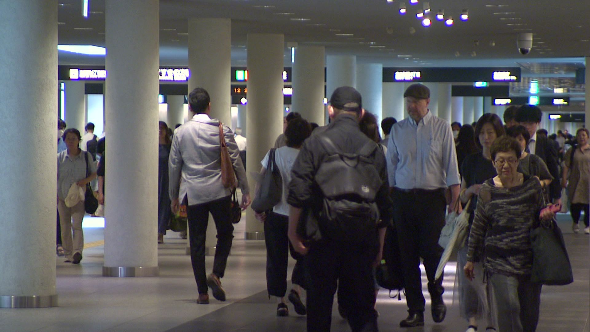 日差しを避け人が集まる地下歩行空間