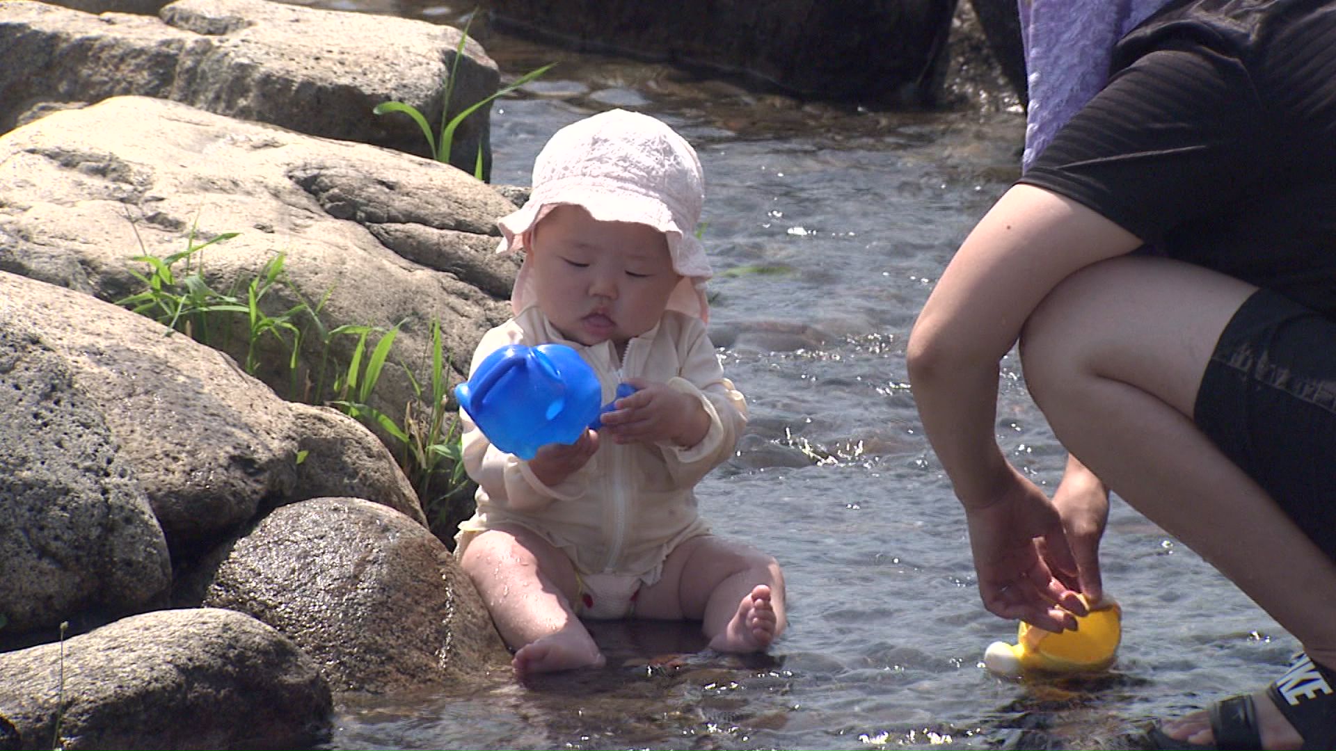 【暑すぎる！】2日連続で全国1番暑いのが北海道！7地点が34℃超え…利用開始となったウォーターガーデンが大盛況―札幌中心部ではクーラーが効いた地下に“避難”する人々も