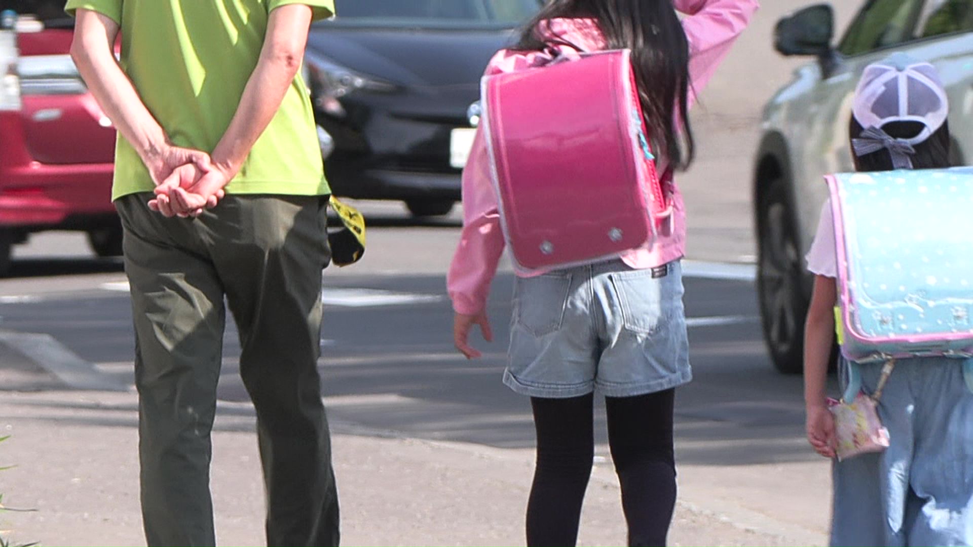 付近の小学校では見守り登校も