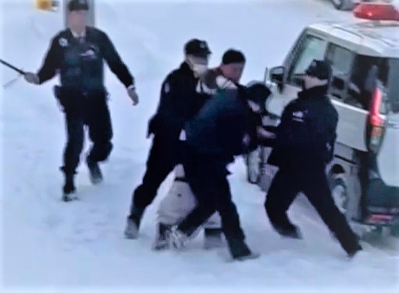 刃物を持って暴れる宮西被告（撮影：視聴者）