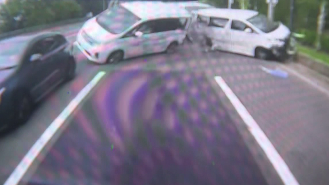 事故の瞬間(提供:事故車の前を走っていた運転手の女性)