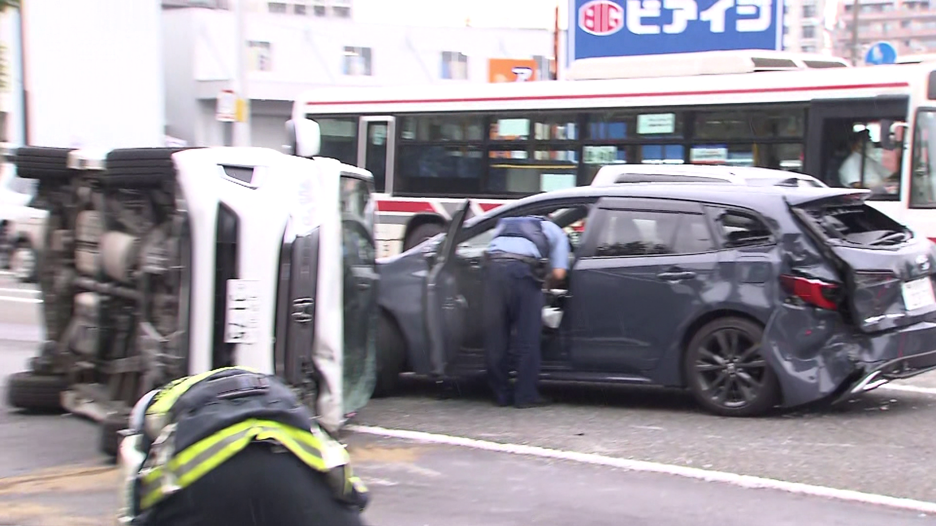 追突により横転した乗用車