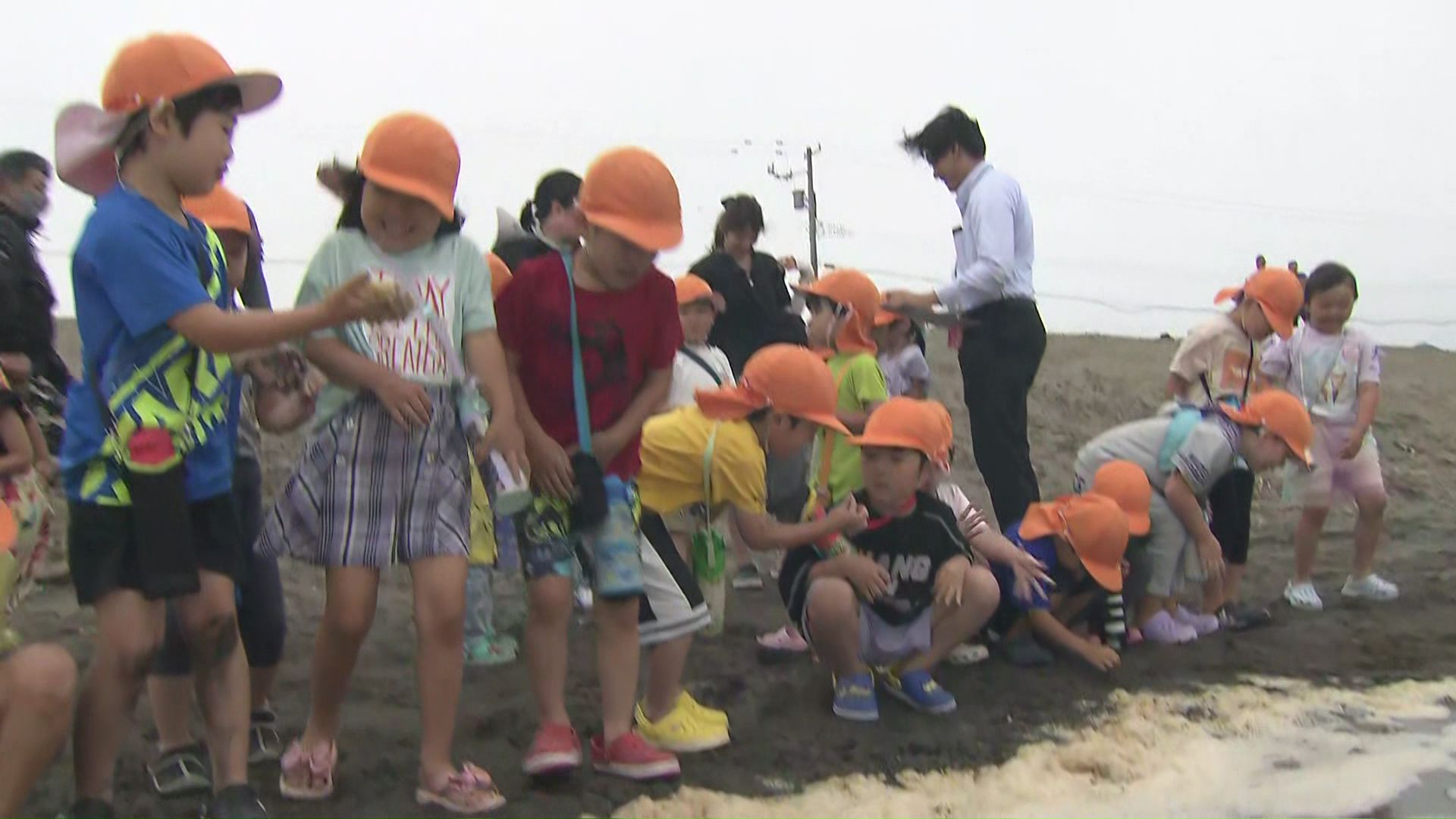 肌寒い中でも元気いっぱい遊ぶ園児たち