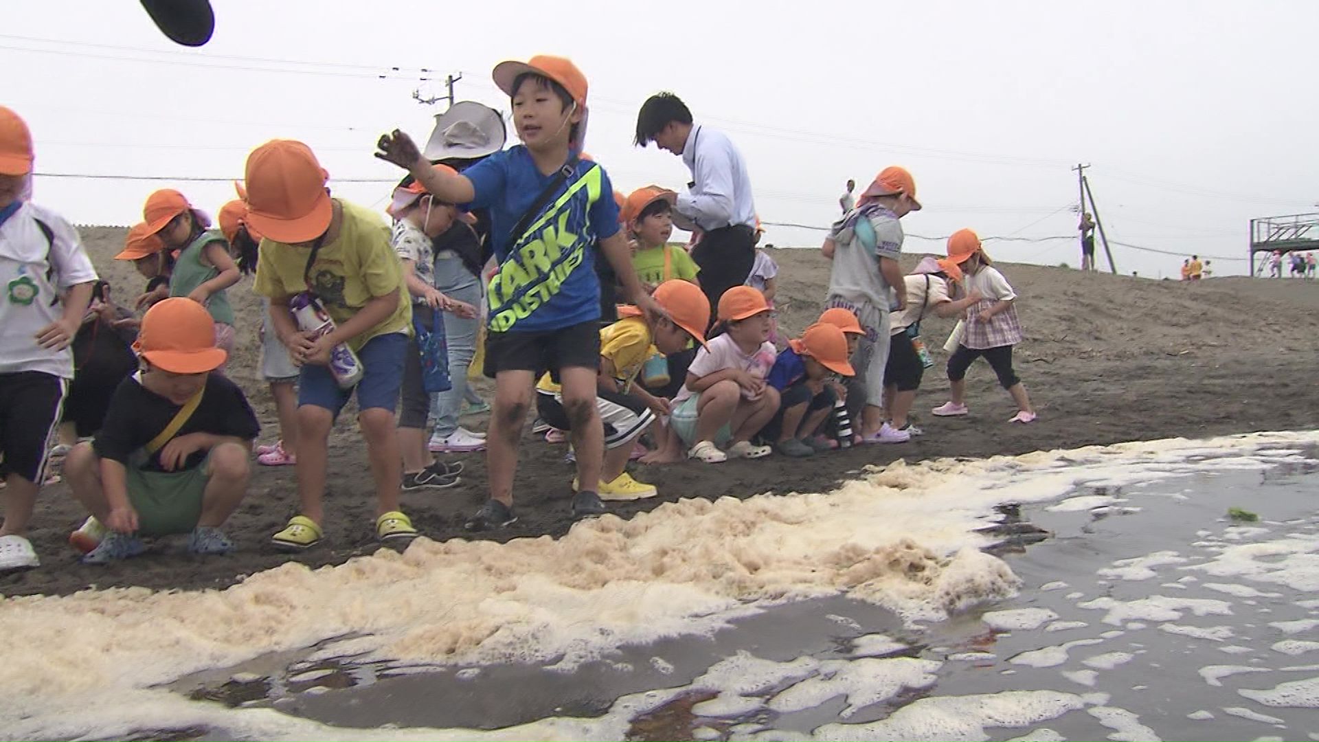 風も強く水の中に入るのはためらわれる海開きに