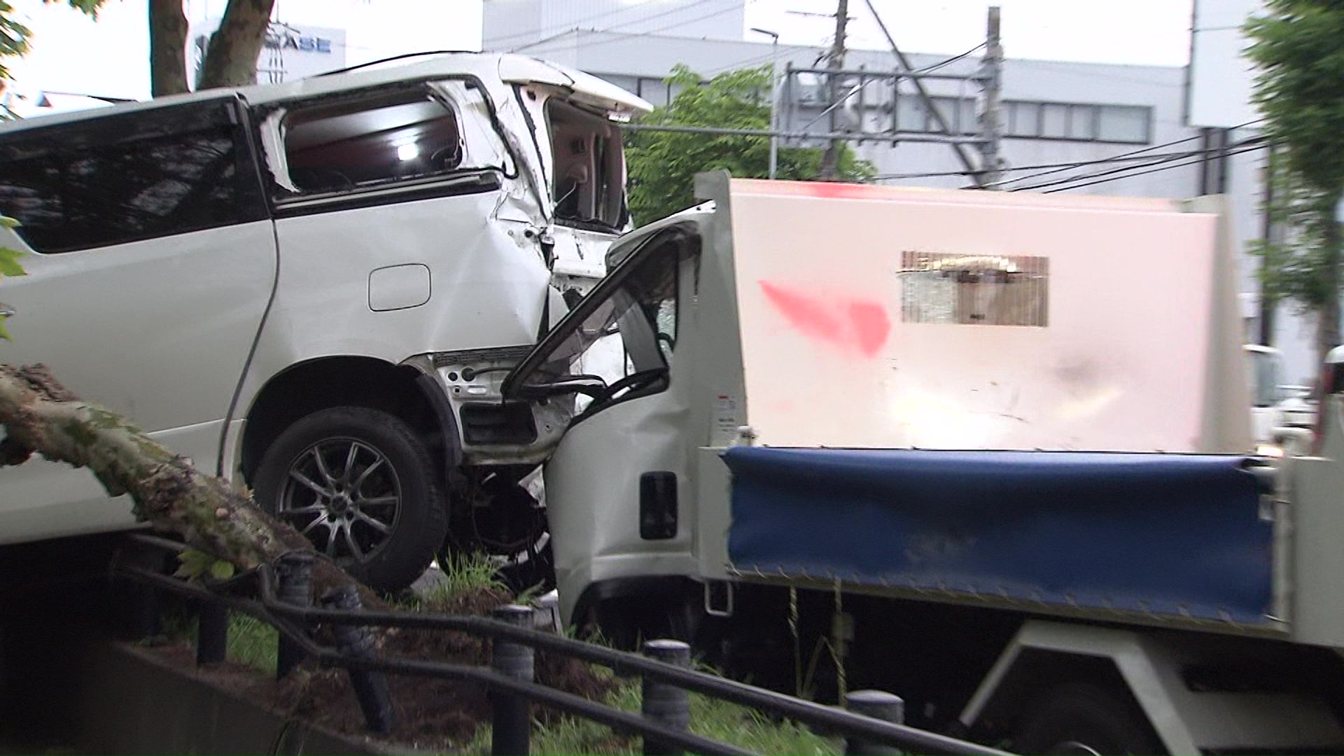 乗用車につっこむトラック