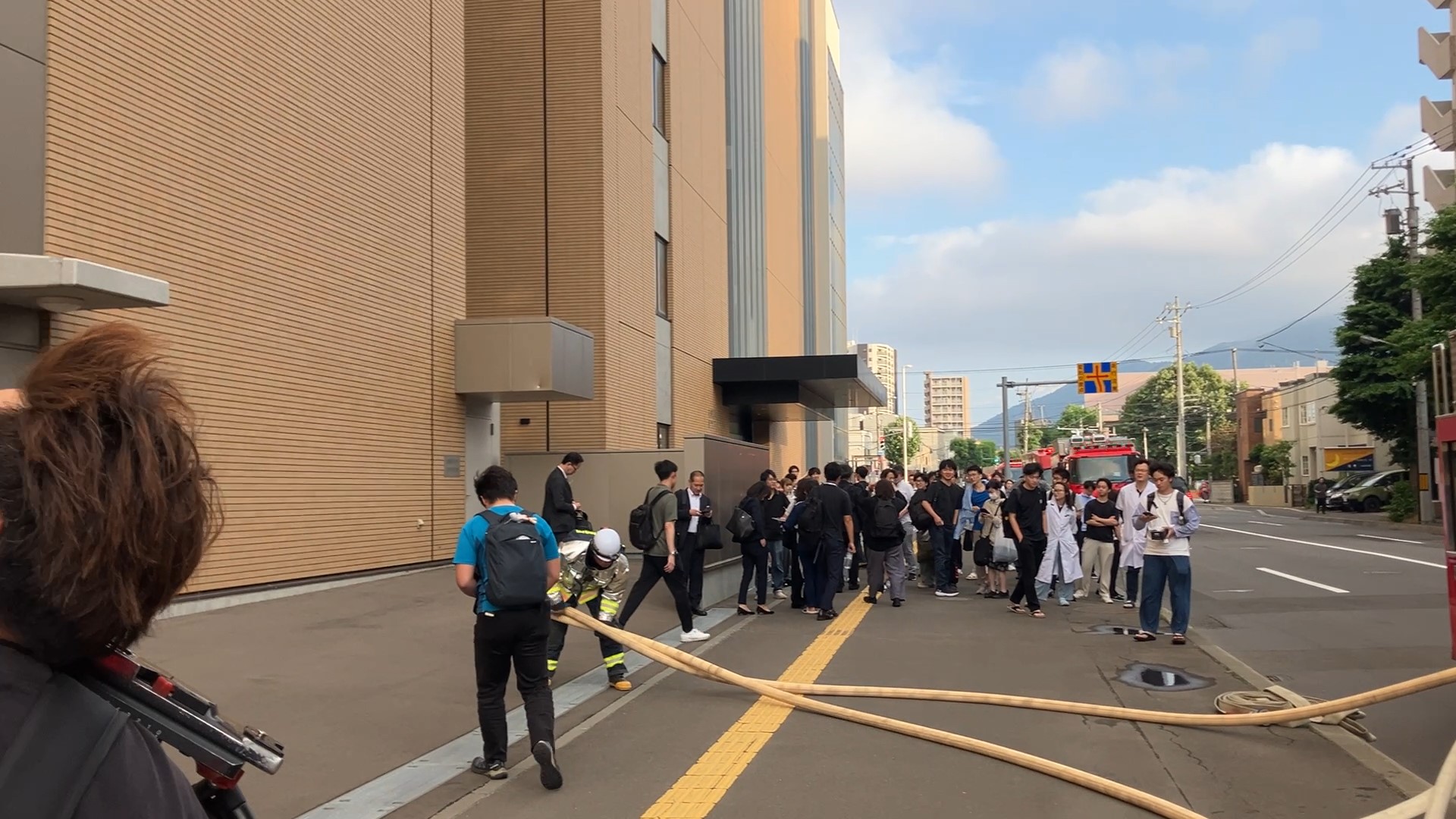 避難する職員や学生ら