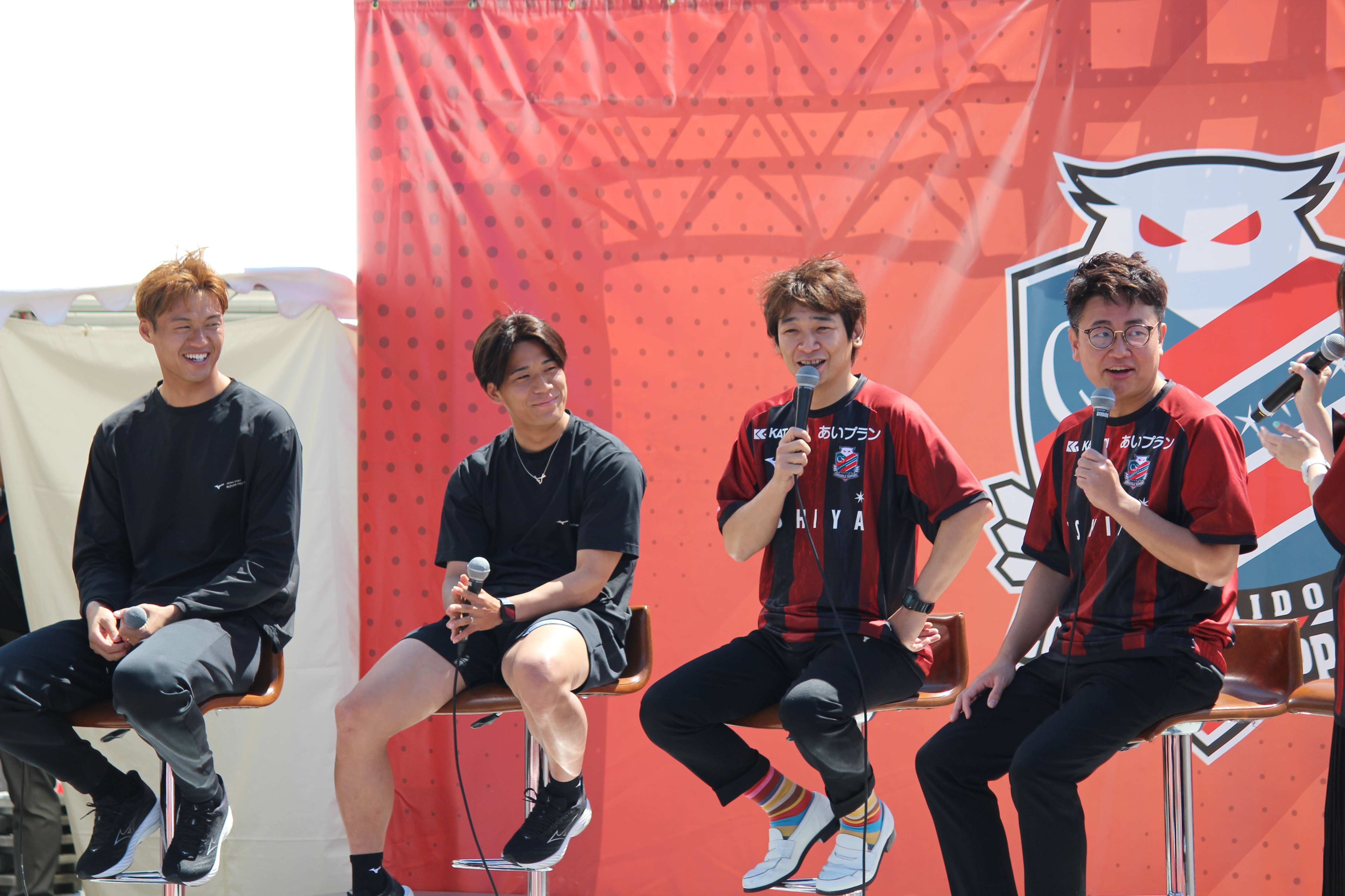 屋外ステージで行われたスペシャルトークショー