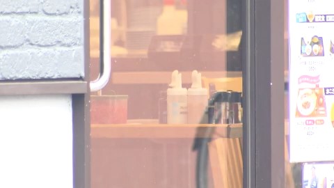 男は店内のテーブル上に拳銃のようなものを置いた