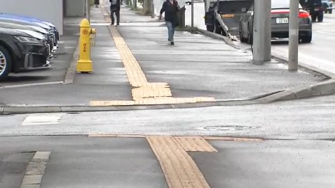 コンビニに立ち寄ったあと、徒歩で立ち去る